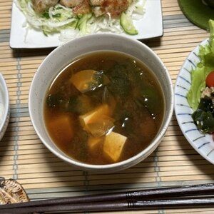 豆腐とわかめのお味噌汁(赤だし)